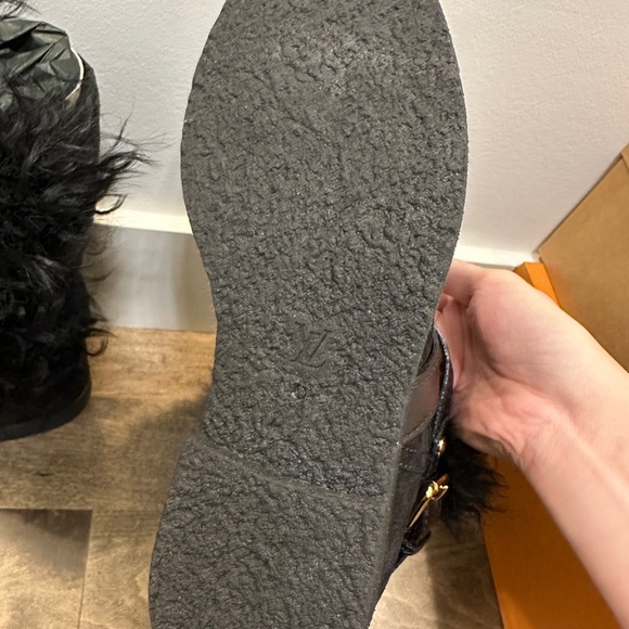 Louis Vuitton
Suede Fur Trim Lace-Up Boots - Picture 5 of 8